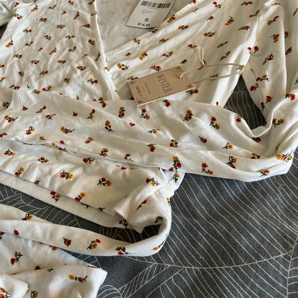 NWT! Crop top with tie around waste - Picture 3 of 7